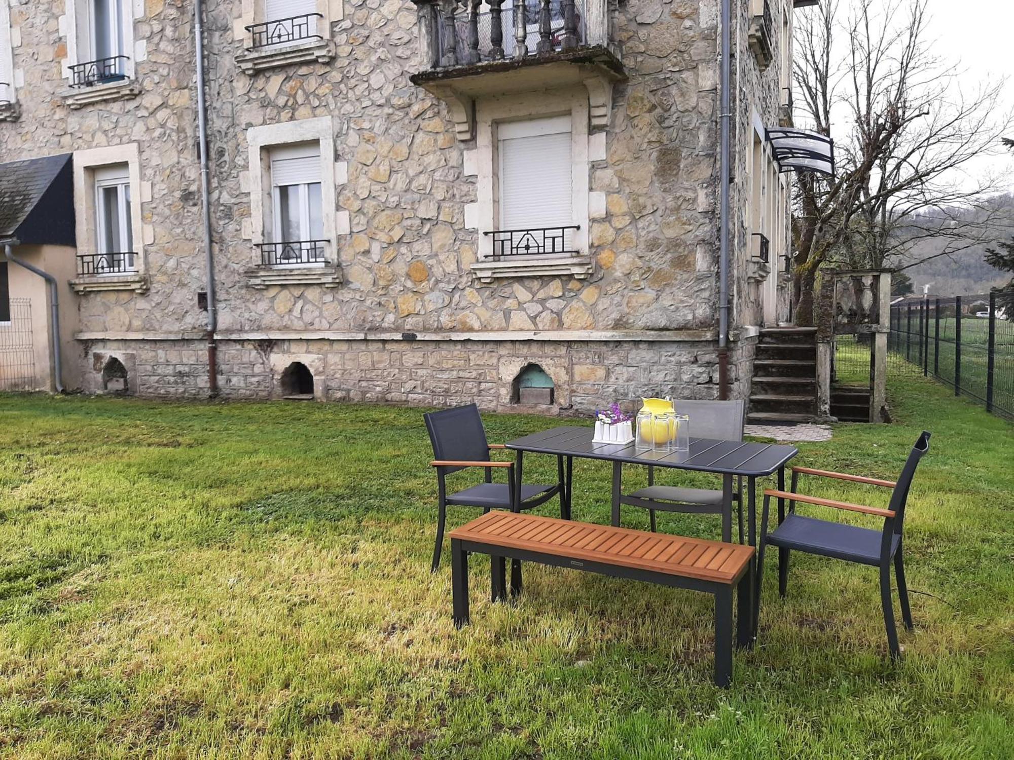 Grand Appartement Avec Jardin Bretenoux Dış mekan fotoğraf